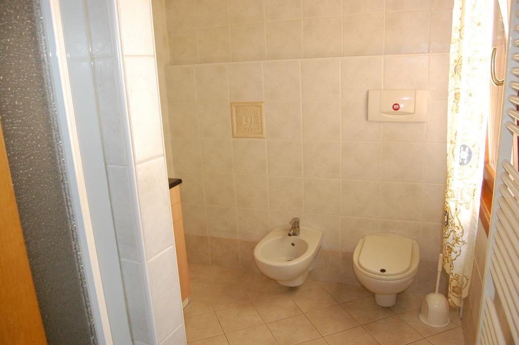 Casella'S Apartments มัลเชซิเน ภายนอก รูปภาพ